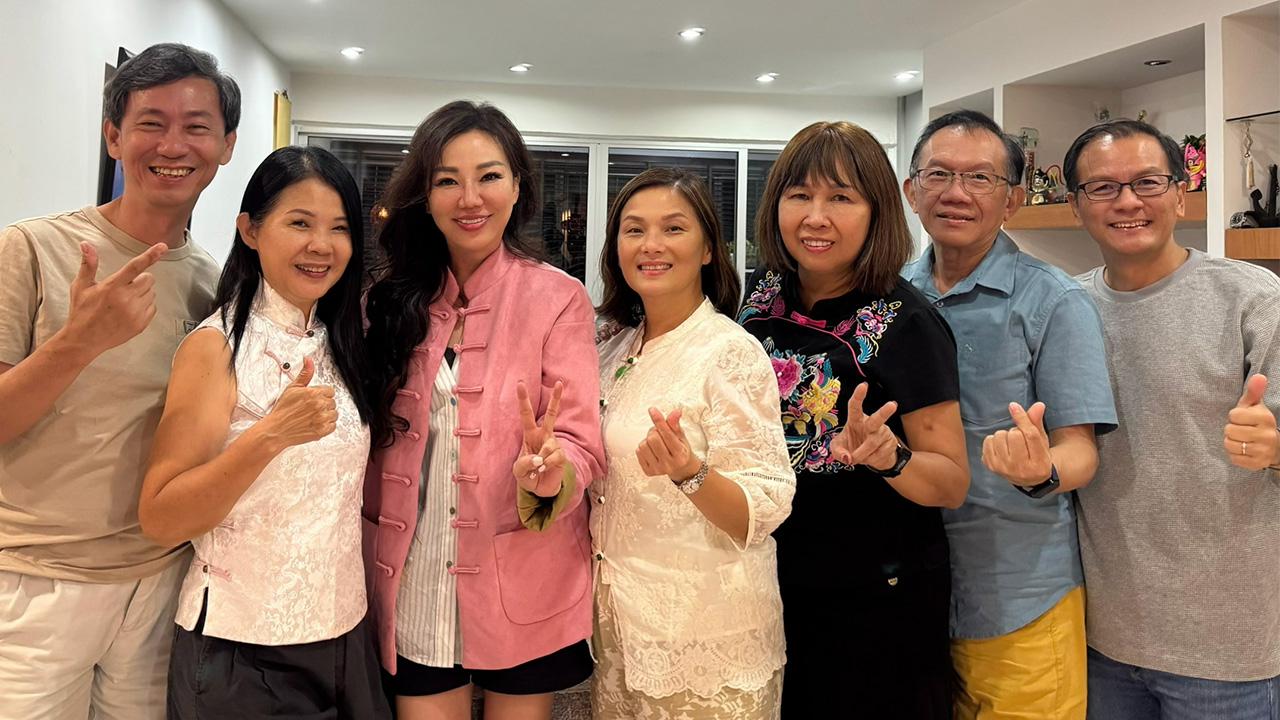 舞群欢度三八妇女节